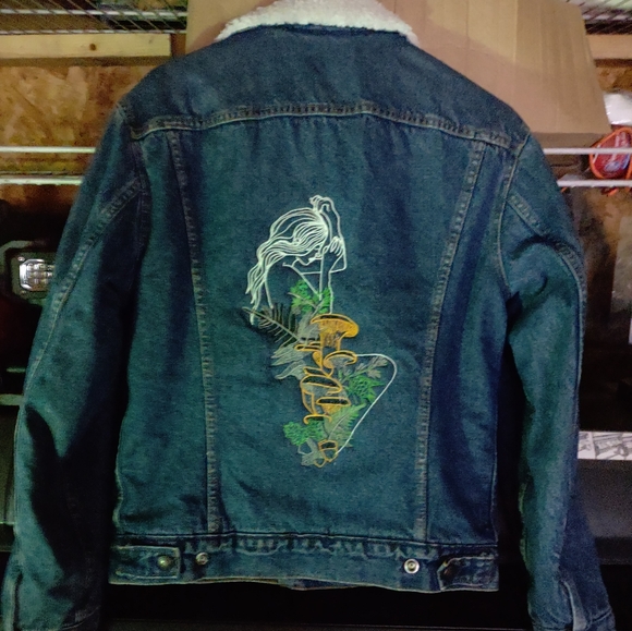 A collectors EmBrOdErY old style Levi's jacket - Picture 2 of 10